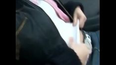 Jouer Les Britanniques adolescents floozy donnent un nœud à un bj dans la voiture