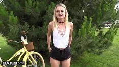 تشغيل المراهقين غير المحترفين kenzie بوف يمارس الجنس علانية على متن دراجة