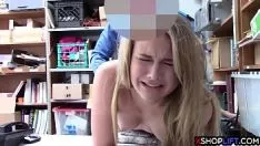 Reproduzir Loira adolescente cnix furtiva e fodida por um cara de fiador