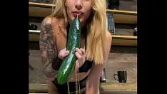 播放 Brunasweetness69 用 cuke 操她的屁股