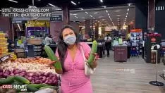 Oynat Özel gezici salata çalışmak için pisi-kedi choo düdüğü büyük orta cuke içinde sous ile sınırlı sıcak evli kadın vücudu kırışıyor