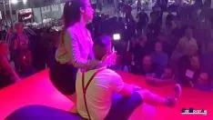 Jouer Des tas de personnes observent une paire baiser publiquement. avec fleur gagnante