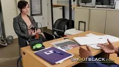 Putar Hottie berambut halus hubung pendek mencoba dengan melatih coochie-nya dengan keras