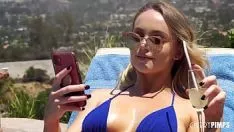 Odtwórz Rogaty blond kusi mężczyznę z kałuży, żeby wciągnął jego wielką cietrzewkę