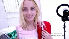 Reproducir cutie adolescente delgada se hace follar rápidamente a un gatito en un apartamento tipo estudio