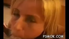 Oynat Fronty kızlar fasulyeleri döküyor ve köle tutma süreci hakkında giyiniyor