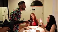 Afspelen Twee hotties, een brunet en een roodharige werken de manoeuvre van de verliesleider van são saul van tarsus tot in de hoogste mate riskante sekte uit