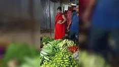 Abspielen Porno सब्जी मण्डी में लाल साडी मे ण ण ण को पटा कक पैसे दे क चोदा चोदा