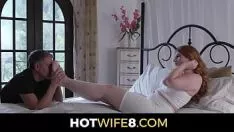 Reproduzir Big tit ruiva mulher casada bess front é assada em um ponto velho para foder com a licença de seu homem casado