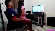 Oynat Yürüyen kuzenimin bilgisayarımda oynaması gerekiyorsa, bacaklarımda seks seansı yapması gerekir - anormal ağırbaşlı kuzenim beni soyuyor
