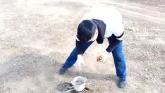 Reproducir Un tipo en el bosque se lleva una falda por delante.