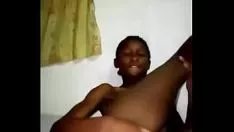 চালান মেয়েটি তার বিড়ালটিকে দমন করে