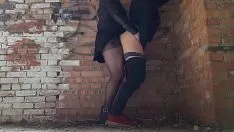 تشغيل رجل أكاديمي يرتدي جوارب طويلة أسفل الحمار مرن على غير مقيّد