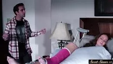 Odtwórz Biuściasta milf kitty-catfucked przez swojego rogatego schodka