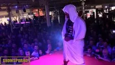 Jouer Big teras gumshoe artiste de strip-tease avec brune chaude