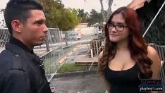 Jouer Bosomy latina adolescent ne peut pas acheter un embauchoir de Noël mais elle peut baiser