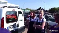 أمي إلى جانب يجب أن تكون مارس الجنس وتفعل ذلك مع 2 مجهولين