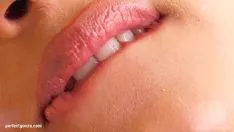 Putar Lena melepaskan diri dari masturbasi dengan ibu jari dan dildo saat memberi saya rap