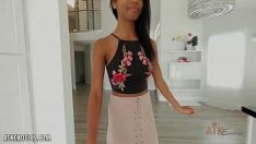 再生 熱い黒檀の木ニアナッチは彼女の子猫を広く広げます