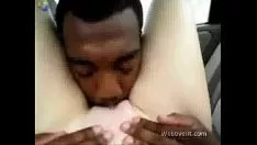 تشغيل Jolly kitty-cat تحصل على brobdingnagian blackcock في السيارة