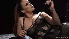 Oynat Sadist bosomy dominahtrix adama işkence