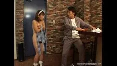 Abspielen Japanisches Barhausmädchen wird voreingenommen durch Destillation und Kürettage gefickt