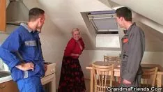 Abspielen Als Deckung stellt sie ihr Kätzchen ehrenamtlich zur Verfügung