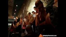 Redare Fustele cu slujbe de begrime sug în public pantofi de gumă