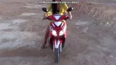 Abspielen Sie ficken in einem Wald