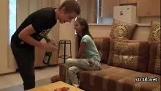 Reproduzir Adolescente diminuto é fodido severamente