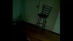 Abspielen Fröhlicher Front-Twerworld-Schläger mit Fernseher. An