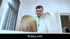 Afspelen Dikke oude jongen met hoorns en gezogen door twee blonde adolescenten