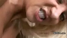 Oynat Boynuzlu büyük baştankara sarışın milf bir noktayı patlatıyor