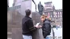 Играть Горячая красотка-подросток выпускает свои ножки и дает киске-кошечке минет