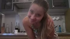 Jouer Missys she-bops serrées au thorax à plat sur la cam