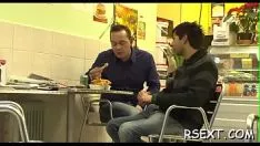 Redare Bebelușul fierbinte se aruncă și scoate o gumă gravă și, așa, suge-o
