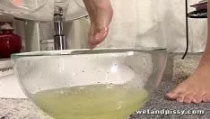 चलाएँ हॉट स्कर्ट खुशी से एक बड़े बेडिवर में पेशाब करती है