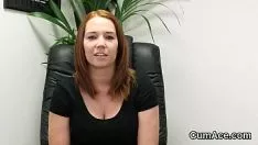 Reproduzir Tight hottie obtém golpe de porra em sua sucção frontal todo o tiro
