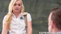 تشغيل الشخص الأكاديمي البطيء يدهن معلمه