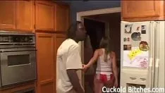 Reproducir Este gran hombre negro está en trineo para complacer a mi gatito.
