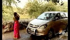 Jouer --- voiture de lavage bhabhi d'une petite ville indienne.. {vue scoop non clippée} ... vue moisie