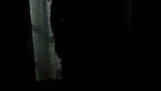 Reproduzir Vaibhav se masturba e goza nas sombras da sala de estar