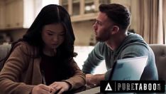 Reproduzir O companheiro de quarto pervertido de puro tabu lulu chu usa uma vítima slimthick para seduzi-la para uma cena completa de trio