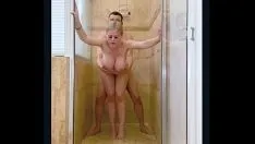 Redare O milf blondă superbă îmi drenează bilele la duș - casca akashova johnny love