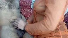 Afspelen De moslimvrouw die een cowgirl neukt met een handjob maakte haar blij terwijl ze elke stoot diep in haar voelde