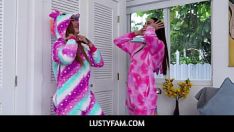 Reproduzir Lustyfam - meio-irmãs com tesão callie black e gaby ortega ficam gostosas se beijando na cama lambendo as bucetas uma da outra