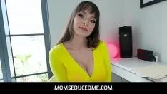 播放 Momseducedme - 巨乳继母熟女 lexi luna 奖励继子的好成绩