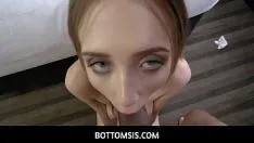 播放 Bottomsis - 小山雀继姐（奥黛丽·汉普伯恩）舔她继兄弟的热精液