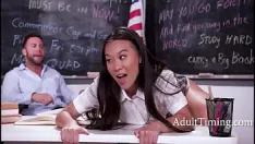 Abspielen Die schüchterne lehrerin gibt schließlich auf und klopft auf die fotze des asiatischen teenagers