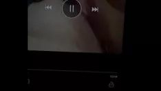 Redare Adolescent se ia cu cel mai bun prieten al tatălui în timp ce vorbește la telefon